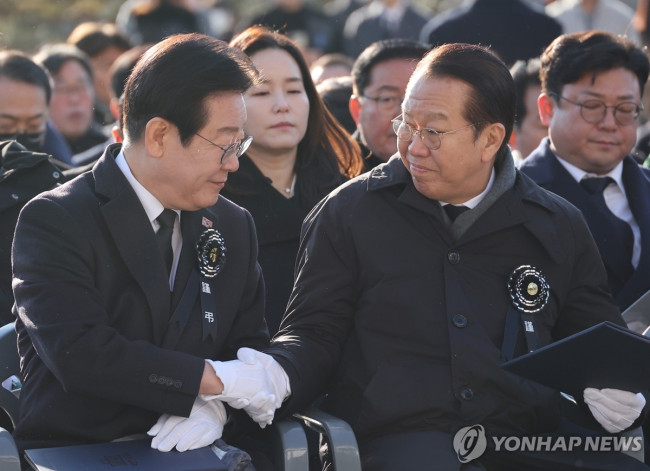 악수하는 권영세 비상대책위원장과 이재명 대표