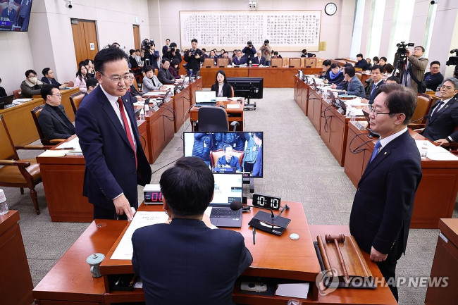 '내란특검법 상정' 대화 나누는 법사위 간사들
