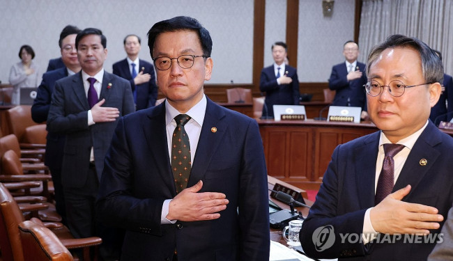 국기에 경례하는 최 권한대행