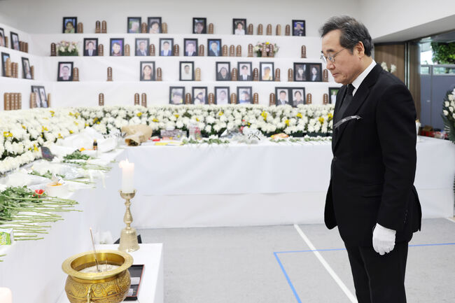1월9일, 무안공항에 마련된 합동분향소에 조문하는 이낙연 전 총리.