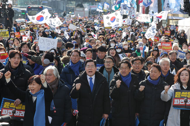 더불어민주당 박찬대 원내대표를 비롯한 의원들이 22일 서울 종로구 헌법재판소 인근 안국동사거리에서 열린 '내란종식·헌정수호를 위한 윤석열 파면 범국민 대회'에서 구호를 외치고 있다. (사진-연합뉴스)
