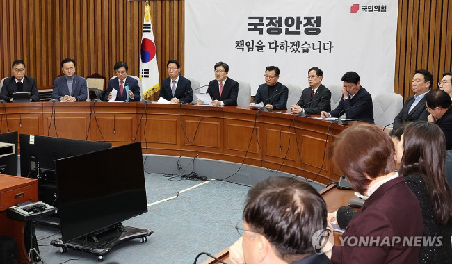원내대책회의서 발언하는 권성동 원내대표