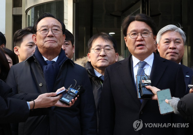 보도진과 인터뷰하는 송철호-황운하