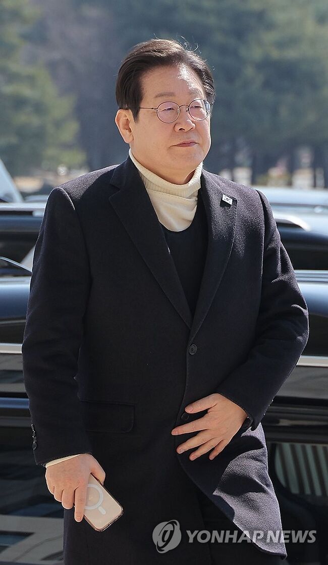 외투 안 방탄복 입은 이재명 대표. (사진=연합뉴스)