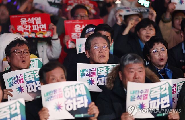더불어민주당 이재명 대표가 9일 서울 경복궁역 인근에서 열린 ‘윤석열 즉각퇴진·사회대개혁 비상행동, 대통령 탄핵 촉구 집회’에 참석해 구호를 외치고 있다. (사진=연합뉴스)