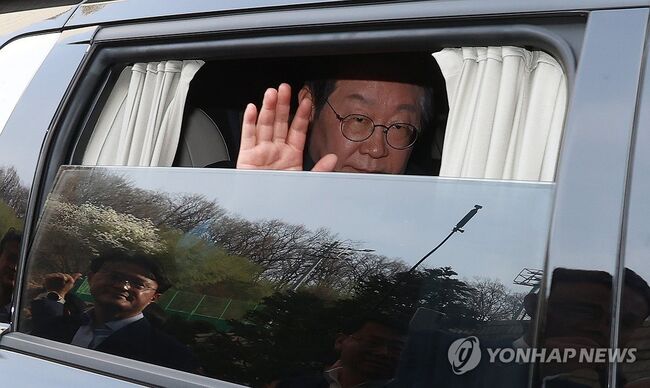 3월 27일 공직선거법 2심 판결 직후 법원을 떠나는 이재명 더불어민주당 대표. (사진: 연합뉴스)