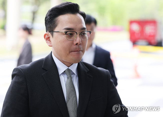 수원지법 들어서는 조명현 씨