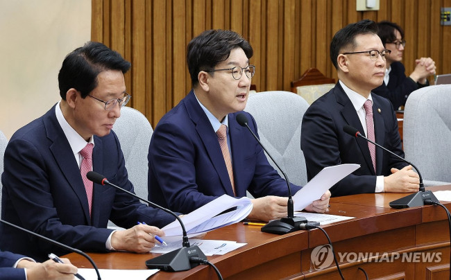 원내대책회의에서 발언하는 권성동 원내대표