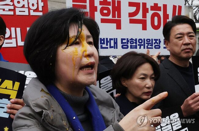 계란에 맞은 백혜련 의원 (사진=연합뉴스)