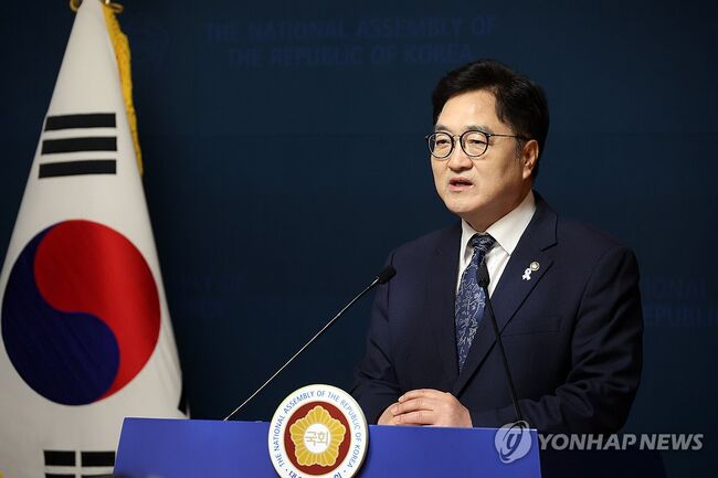 우원식 국회의장이 6일 서울 여의도 국회 사랑재에서 개헌 관련 기자회견을 하고 있다.(사진=연합뉴스)