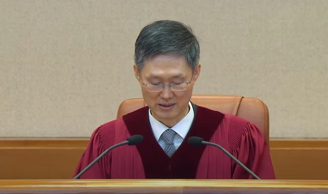 주문 읽는 문형배 헌법소장 대행 (유튜브 캡쳐)