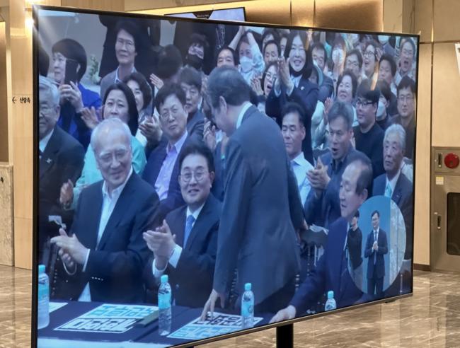 참석한 시민들에게 인사하기 위해 일어서고 있는 이낙연 새미래 상임고문 (사진=프레임메이커)
