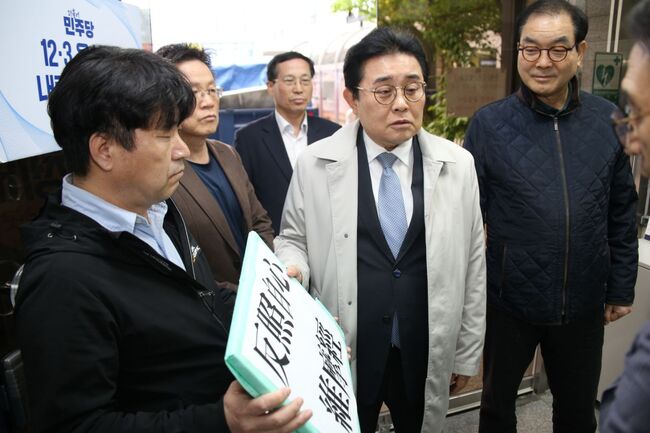 민주당사를 방문한 전병헌 대표. 선물의 취지를 민주당 당직자에게 설명하고 있다 (사진=새미래민주당 제공)