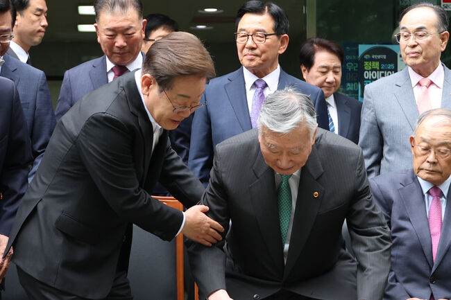 이중근 대한노인회장 부축하는 이재명 대선 후보 (서울=연합뉴스)