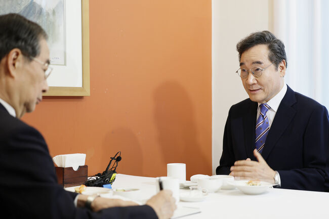이낙연 후보의 모두발언을 메모하는 한덕수 후보 (사진=새미래민주당)