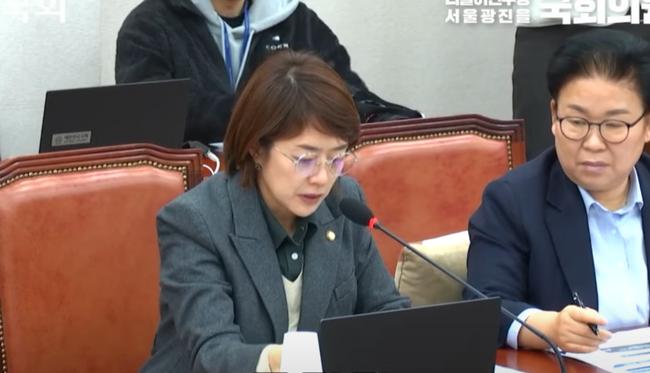 국회 교육위원회 전체회의에서 질의하는 더불어민주당 고민정 의원 (유튜브 고민정 TV캡쳐)