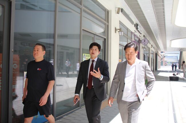 김용태 국민의힘 선대위원장이 거북섬의 공실사태 현장을 둘러보고 있다 (사진=김용태 페이스북)