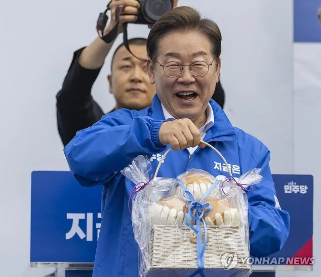 민주"김문수 유세 중 곶감 받았다"고발, 이재명은 나주배 받았네