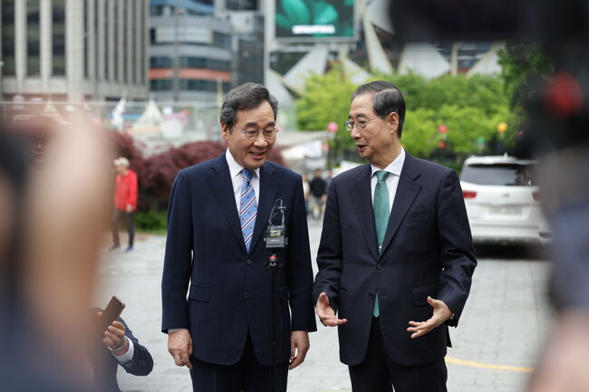 오찬 후 백브리핑 장소로 이동하는 두 후보 (사진=새미래민주당)
