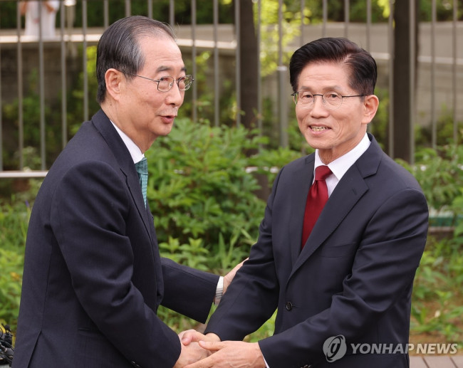악수하는 김문수-한덕수
