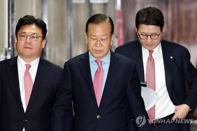 기자회견 나서는 권영세 비대위원장