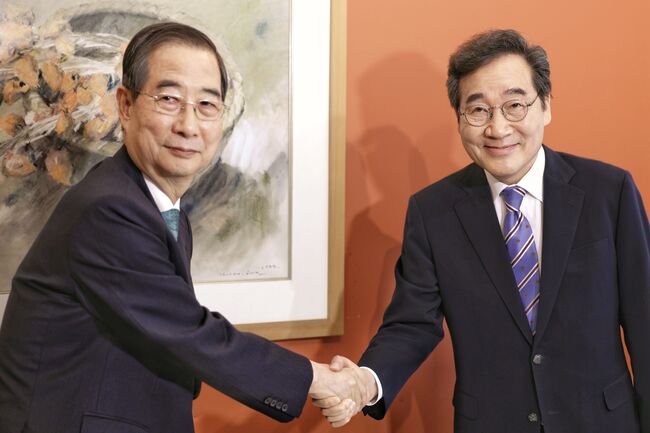 6일 서울 중구 컨퍼런스하우스달개비에서 열린 한덕수-이낙연 전 국무총리와의 오찬 회동을 앞두고 악수하고 있다 (사진제공=새미래민주당)