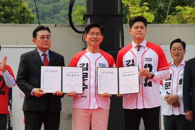 가평 청평시계탑 광장에서 국민의힘 김문수 후보, 김용태 비대위원장과 함께 정책협약식을 하는 전병헌 대표 (사진=독자제공)