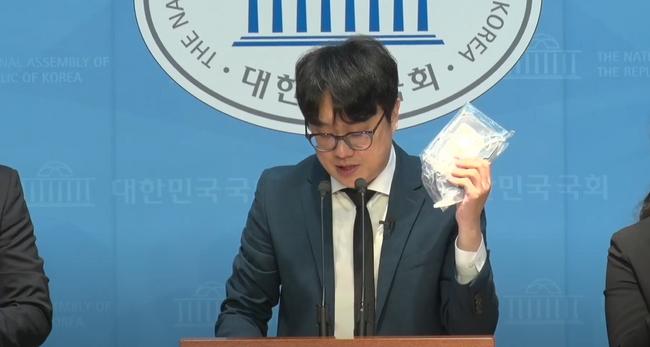 경기도 모 인사의 하드디스크를 공개하는 백광현씨 (사진=유튜브 백브리핑 캡쳐)