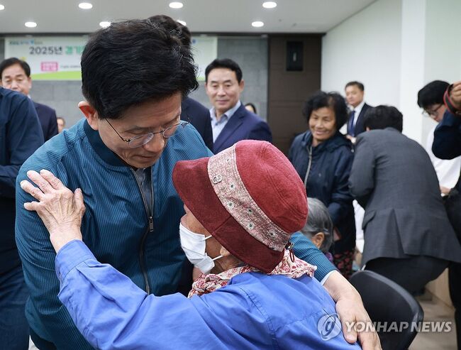 지난 4일 한센인들을 방문한 김문수 도지사 (사진=연합뉴스)