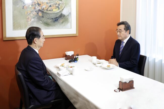 한덕수 후보의 모두발언을 경청하는 이낙연 후보 (사진=새미래민주당)