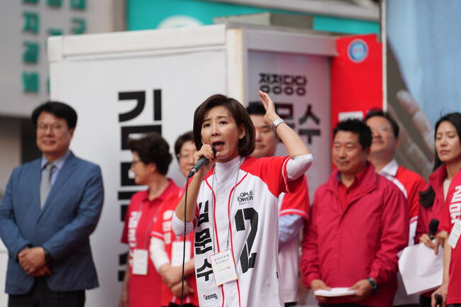 나경원 의원이 29일 오후 경기도 안양시 “대역전의 서막, 안양” 유세에서 연설하고 있다 (사진=새미래민주당 당원 @검객 제공)