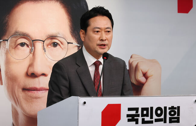 국민의힘 장동혁 선대위 상황실장이 1일 서울 여의도 중앙당사에서 긴급 현안 기자회견을 열고 민주당의 '댓글 공작' 의혹 등 제기와 관련해 반박하고 있다. (서울=연합뉴스)