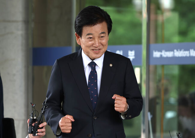 정동영 통일부 장관 후보자가 24일 서울 종로구 남북관계관리단에 마련된 인사청문회 준비사무실로 들어서고 있다. (서울=연합뉴스)