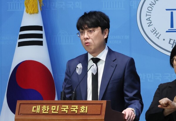 백광현 씨가 2023년 12월 13일 국회 소통관에서 더불어민주당 비판 기자회견을 하고 있다. (출처: 연합뉴스)