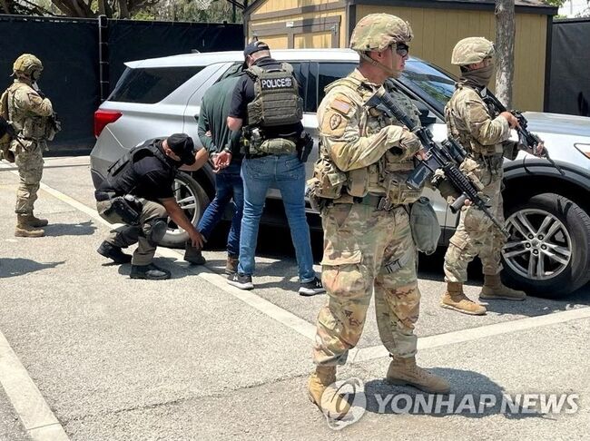 미 국토안보부 이민세관단속국(ICE)이 엑스에 올린 불법이민자 체포 사진 [로스앤젤레스 로이터=연합뉴스/@ICEgov X 제공.]
