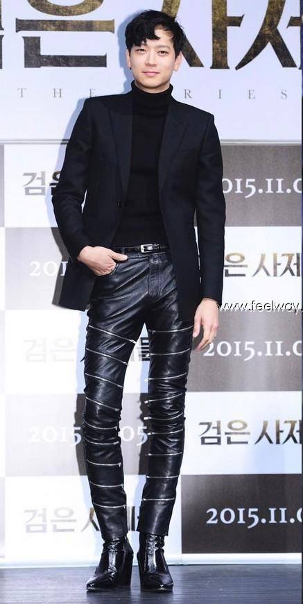 하이패션 남성복에서는 여전히 하이힐이 애용된다. 영화 <검은사제들> 시사회에서 생로랑의 가죽팬츠와 하이힐 부츠를 신은 배우 강동원의 모습. 강동원의 키는 프로필상 186cm 다. (사진: 연합뉴스)