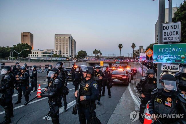지난 10일 저녁 캘리포니아 고속도로 순찰대가 통행금지령이 내려진 도심 고속도로 일대를 지키는 모습 [로스앤젤레스 AFP=연합뉴스]
