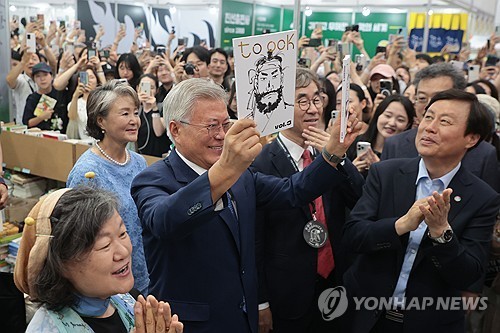 코엑스에서 열린 서울국제도서전 첫날에 평산책방지기로 참여한 문재인 전 대통령. 출판계에서의 영향력을 증명하듯 구름인파를 몰고 다녔다. (사진: 연합뉴스)