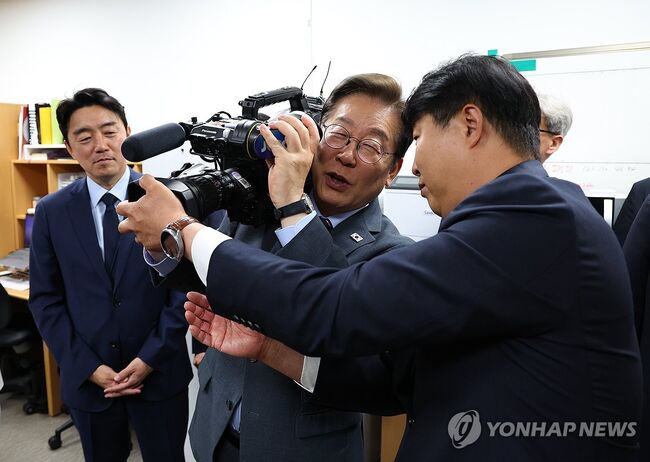 이재명 대통령이 12일 용산 대통령실 영상기자실을 방문해 카메라를 들어보고 있다. 2025.6.12 [대통령통신사진기자단]