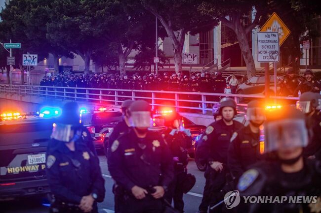 지난 10일 통행금지령이 내려진 LA 시청 일대 [로스앤젤레스 AFP=연합뉴스]