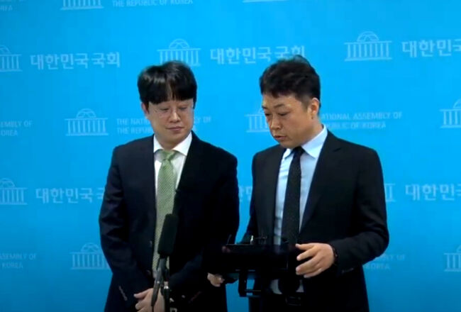 기자회견 하는 백광현씨와 김성훈 변호사 (백브리핑 유튜브 캡쳐)