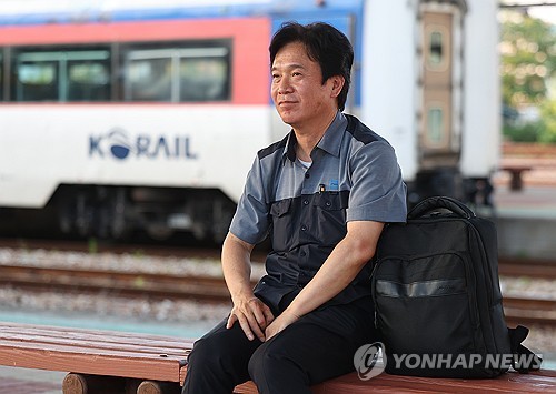과거 북한 3대세습과 북한 핵개발은 옹호하는 책을 발간한 김영훈 노동부장관 후보자(사진=연합뉴스)