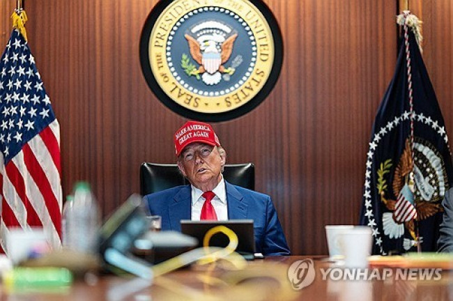 백악관 상황실의 트럼프
