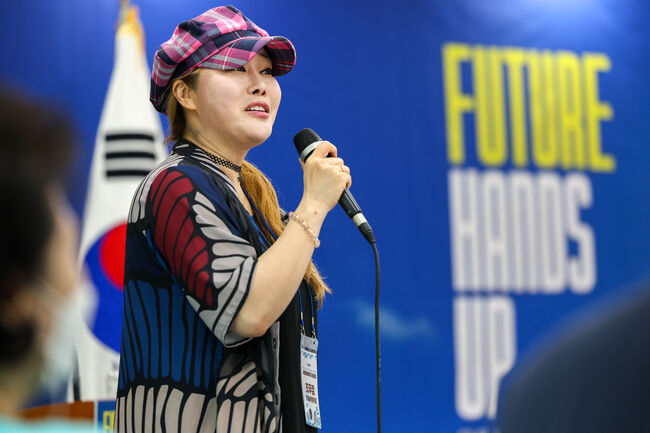 열창하는 조우정 문화예술 특별위원장