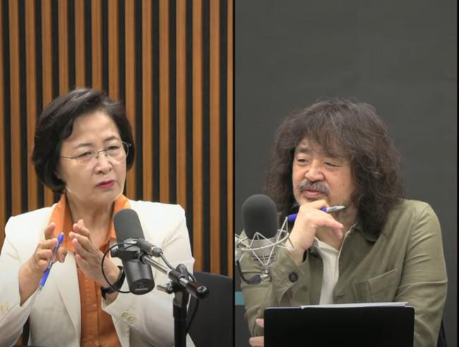 김어준 유튜브에 나와 '민주당' 당명에 대해 거짓으로 설명하는 추미애. (사진: 김어준 유튜브)