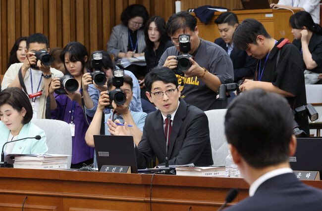 국민의힘 주진우 의원이 24일 김민석 총리후보자를 향해 질의하고 있다 (사진:연합뉴스)