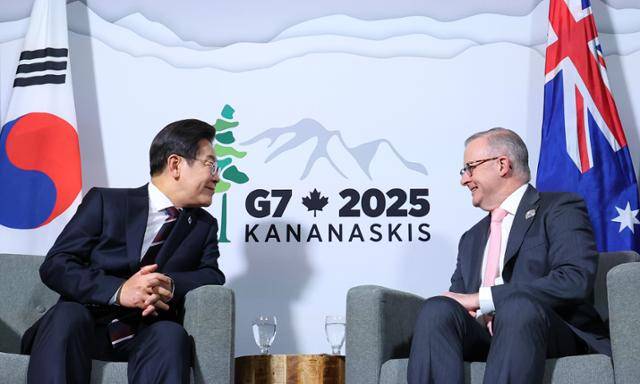 G7 정상회의 참관국 자격의 이재명 대통령이 호주의 앤서니 앨버니지 총리와 회담하고 있다(사진: 연합뉴스)