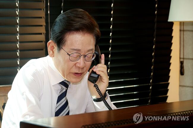 전화 받는 이 대통령 (사진=연합)