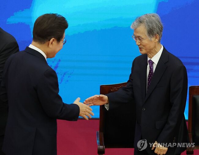 이재명 대통령과 악수중인 조희대 대법원장 (사진=연합뉴스)