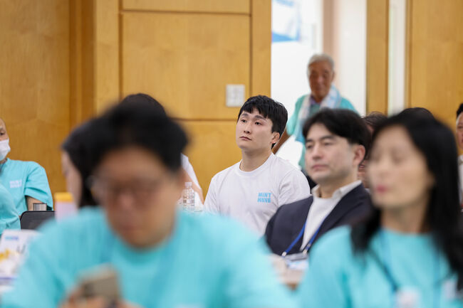 발제에 집중하는 신재용 최고위원